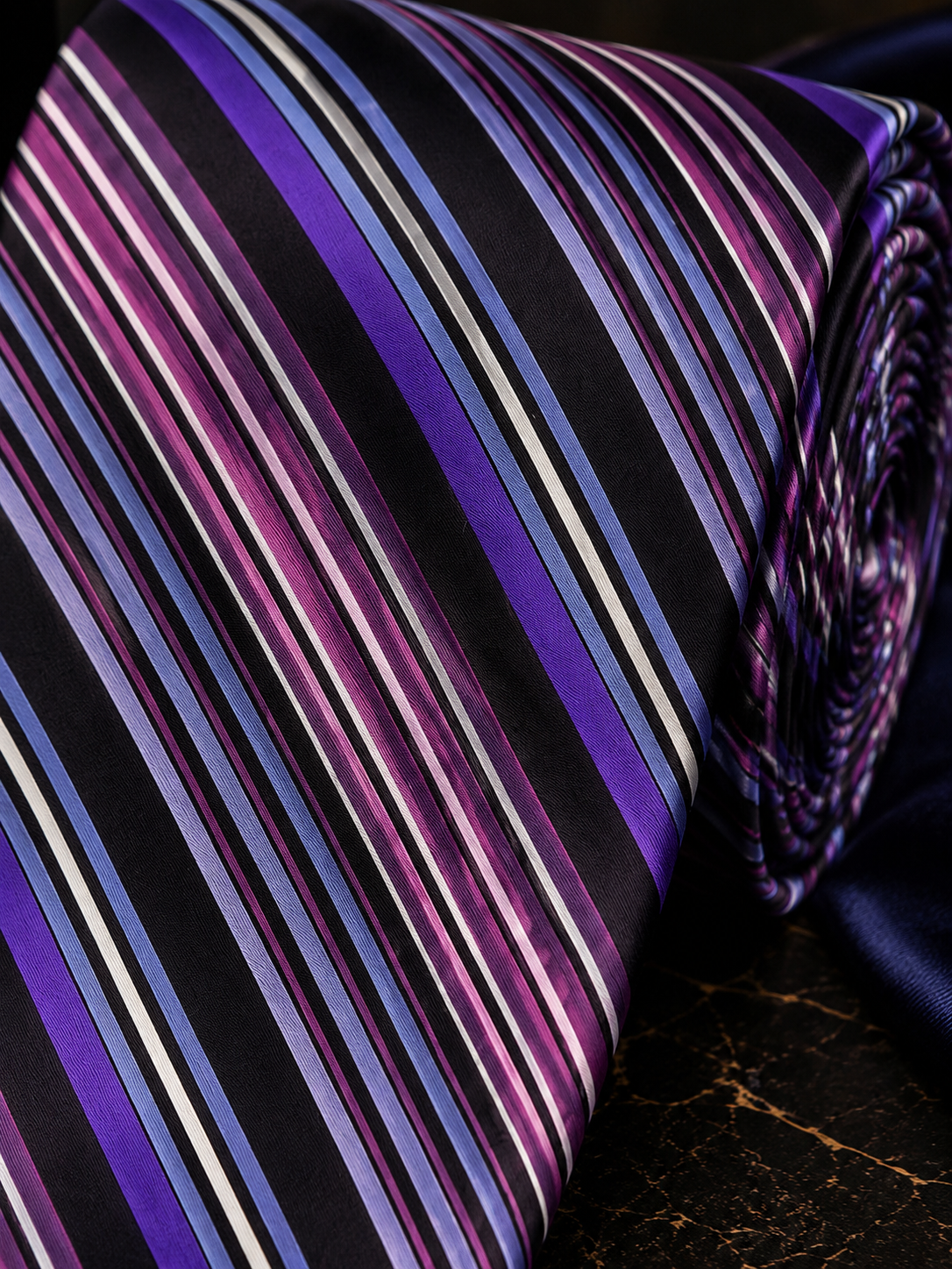 Striking Diagonal Stripe Tie